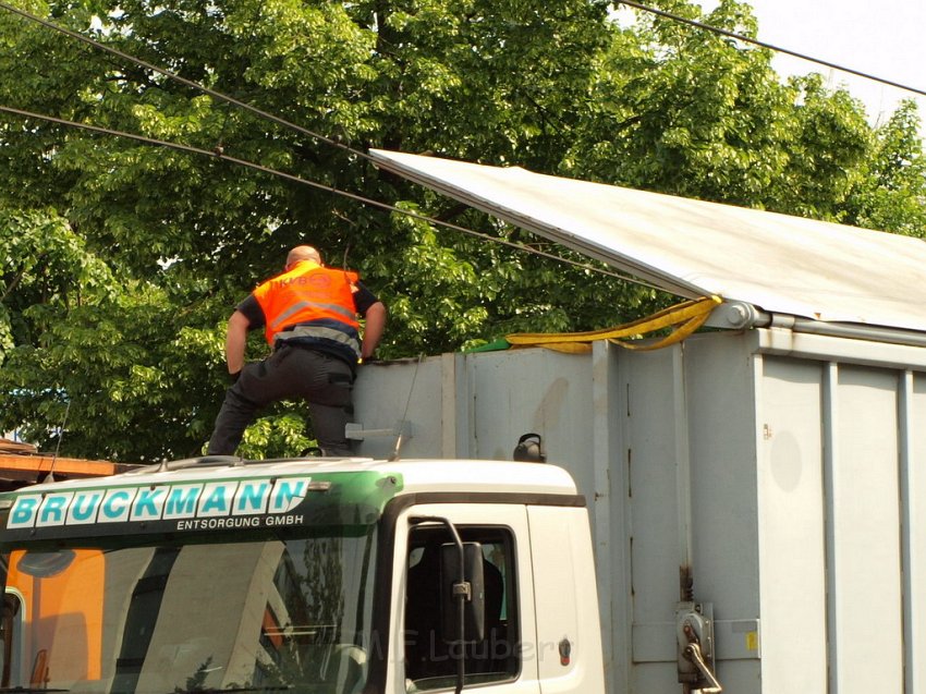 LKW riss Oberleitung ab Koeln Deutz Am Schnellert Siegburgerstr P084.JPG